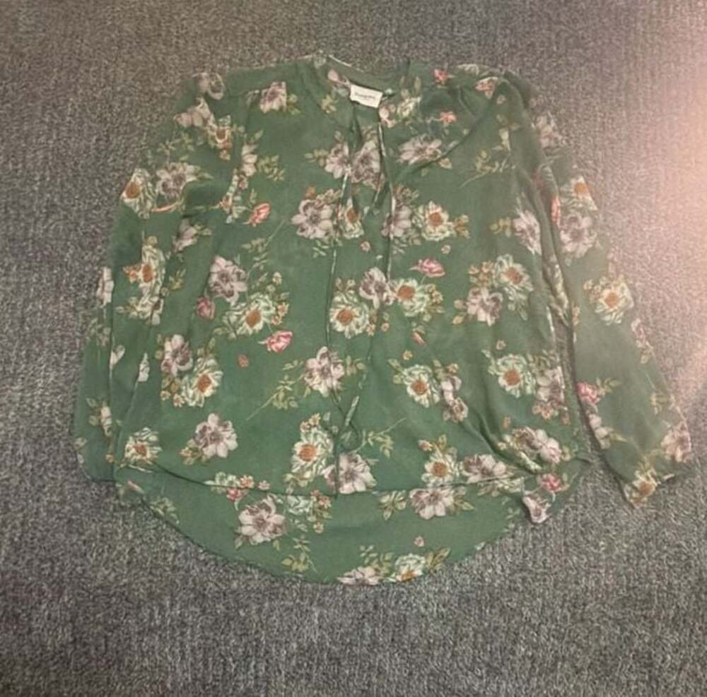 Emma & Olivia Los Angeles Women's Sage Green Floral Long Sleeve Blouse